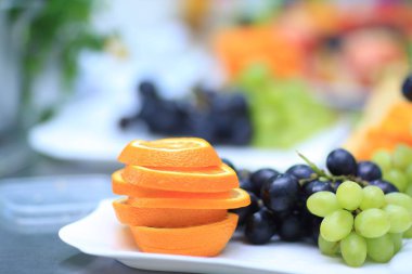 up.plates üzüm ve meyve üzerinde arka plan bulanık ile kapatmak