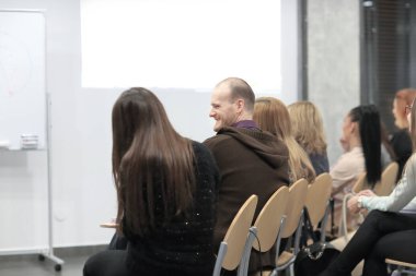 Seyirci boş bir ekran seyir toplantı odasına