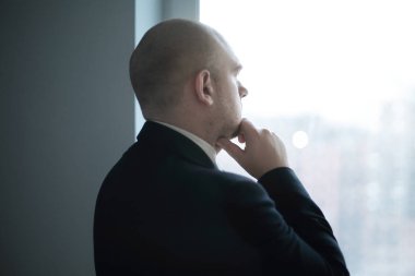 yakın çekim. düşünceli işadamı office Vitrinlere bakıyor