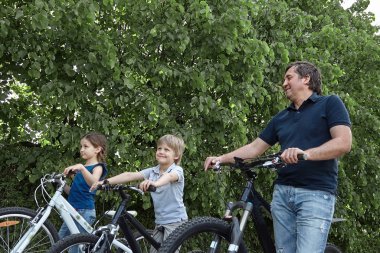 bisikletle mutlu aile binmek şehirde Park