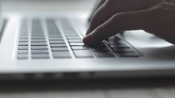 De cerca. hombre de negocios escribiendo en el teclado portátil —  Fotos de Stock