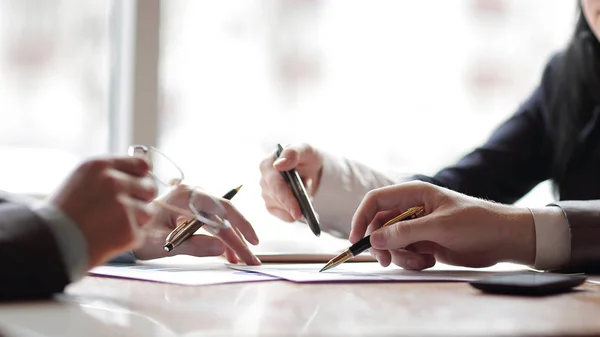 Fecha. equipe de negócios na mesa no escritório — Fotografia de Stock