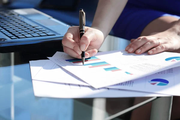 Close-up. zakenvrouw werken met financiële gegevens — Stockfoto