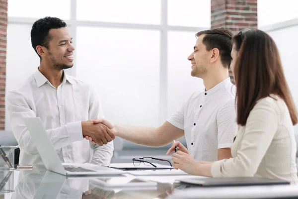 Geschäftspartner beim Händedruck am Schreibtisch — Stockfoto