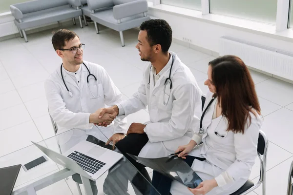 作業会議では、患者の病歴を議論する医師のグループ. — ストック写真