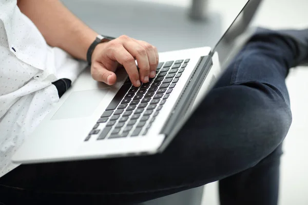 Közelről. üzletember használ laptop ül a kanapén — Stock Fotó