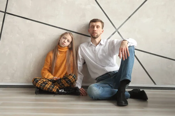 Porträt von Vater und Tochter beim Zusammensitzen — Stockfoto