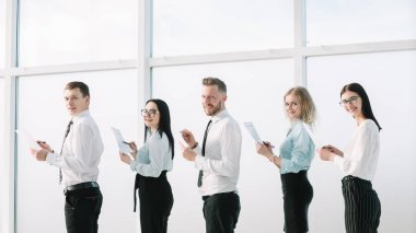 yakın çekim. sırada bekleyen belgeler olan çalışanlar. iş kavramı