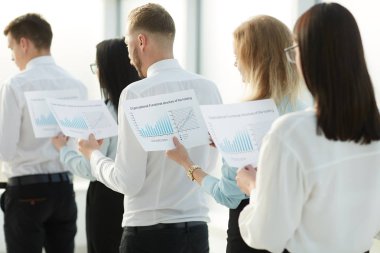 yakın çekim. finansal veri konumu üst üste olan çalışanlar