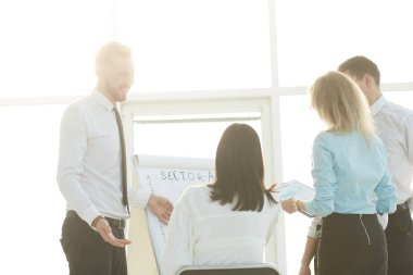 resim iş takım yeni bir sunu tartışıyor