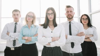 parlak bir ofis ve arka plan üzerinde emin iş takım.