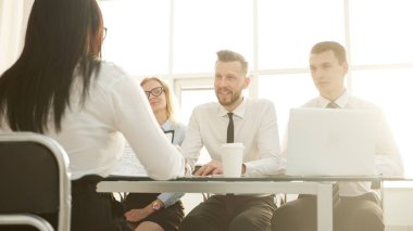 görüşme sırasında soruları yanıtlayan genç kadın aday