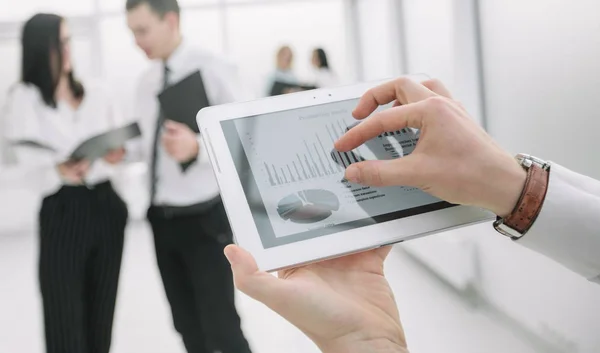 Närbild. digitala tablett i händerna på en affärsman. — Stockfoto