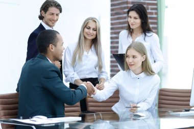 Ofiste bir atölye iletken iş ortakları