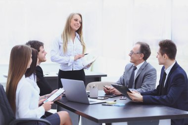 iş planı iş arkadaşları için açıklayan bir iş kadını