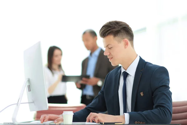 Employé assis derrière un bureau dans le bureau  . — Photo