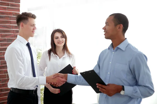 Handslag för unga affärspartners i office — Stockfoto