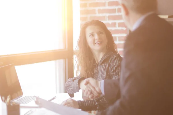 Handshake Manager et client assis à votre bureau — Photo