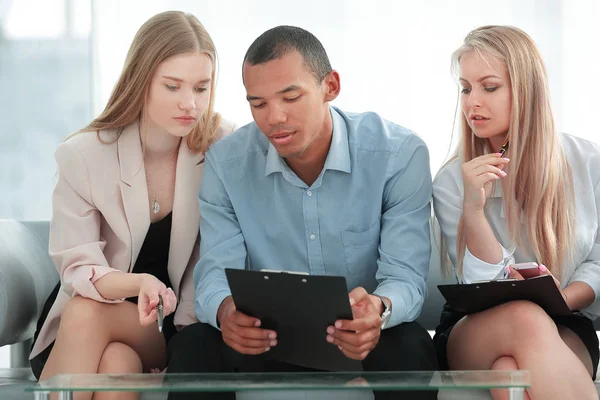 Closeup.international equipo de negocios discutiendo documentos de trabajo. foto con espacio de copia — Foto de Stock