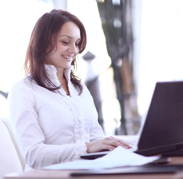 Gros plan. femme d'affaires moderne travaillant avec des documents assis à son bureau — Photo