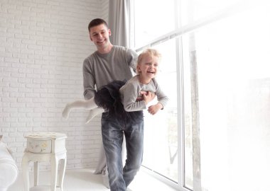 Baba küçük kızı ferah bir oturma odası ile oynarken