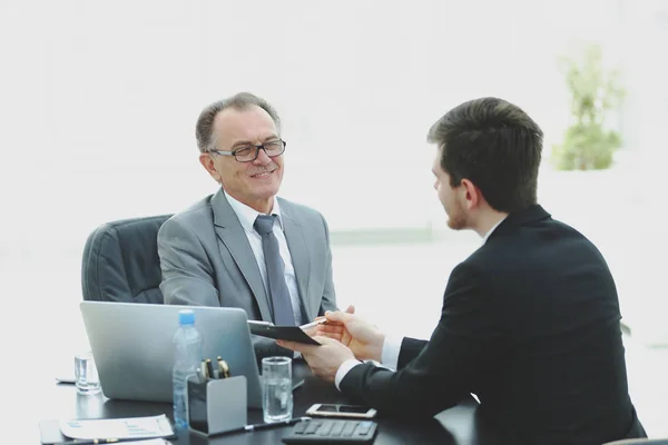 Sluit up.business mensen praten aan een bureau. — Stockfoto