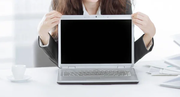 Woman Manager is showing on a laptop — Stock Photo, Image