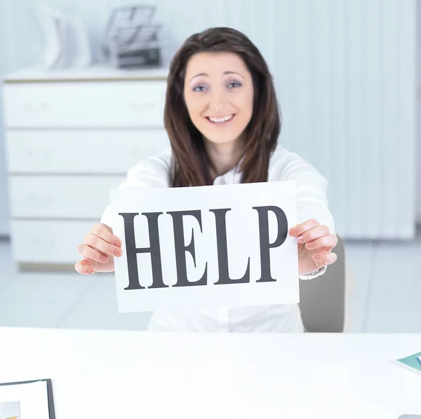 Sonriente mujer de negocios mostrando una hoja con la palabra ayuda —  Fotos de Stock