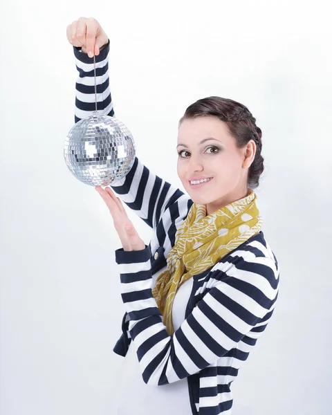 Bonita Jovem Mulher Segurando Espelho Ball Isolated Fundo Branco — Fotografia de Stock