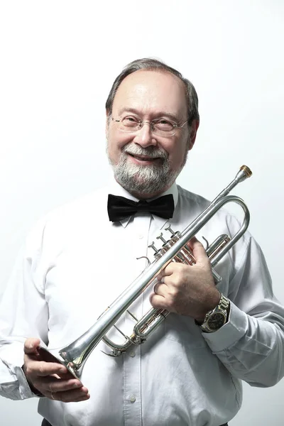 Portrait.sorrindo músico homem adulto com um trompete — Fotografia de Stock