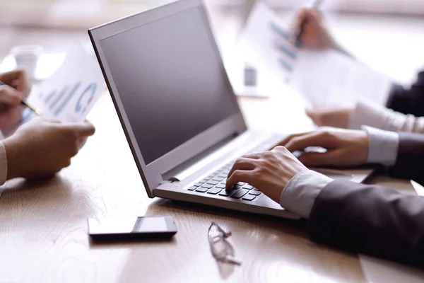 De près. homme d'affaires travaillant sur un ordinateur portable dans le bureau . — Photo