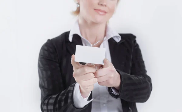 Mulher de negócios bem sucedida mostrando cartão de crédito em branco — Fotografia de Stock