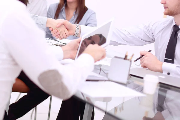 Business handshake di uomini d'affari in ufficio Scrivania — Foto Stock