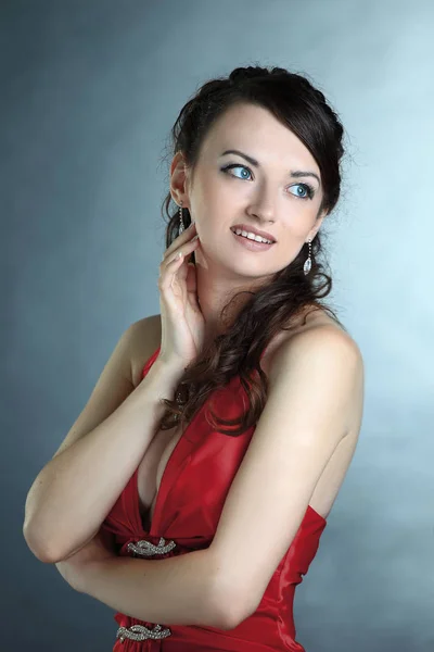 Mulher bonita ambiciosa em um dress.isolated vermelho no escuro — Fotografia de Stock