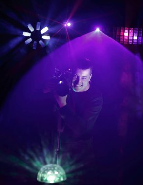 adam fotoğrafçı akşam Show'da. kopya alanı ile fotoğraf