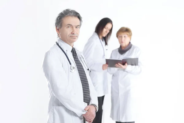 Ernstige therapeut arts op onscherpe achtergrond van collega 's — Stockfoto