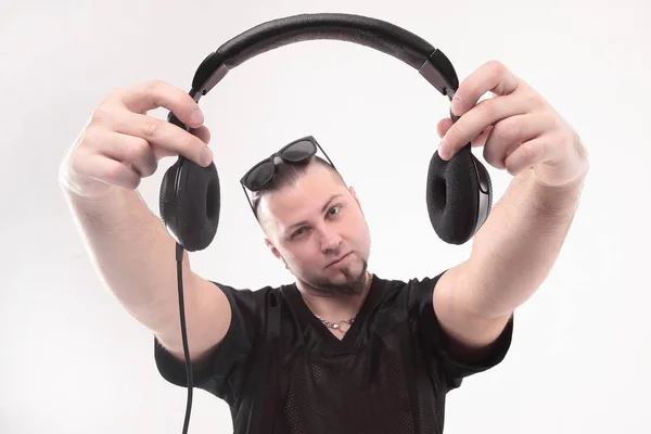Fecha. rapper elegante mostra fones de ouvido .isolated no branco — Fotografia de Stock