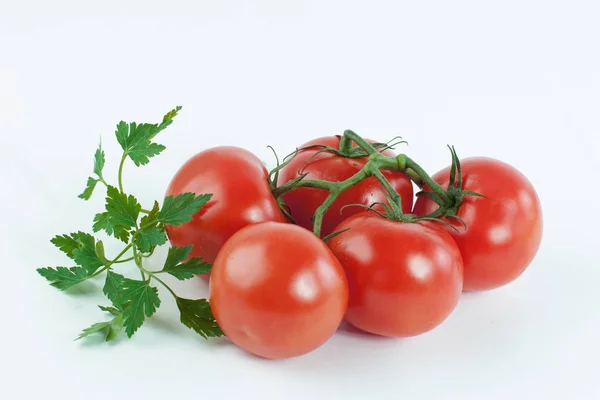 Tomates maduros em um ramo. Fundo branco isolado . — Fotografia de Stock