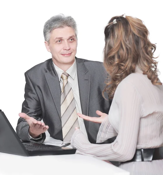 Kollegen diskutieren Probleme am Schreibtisch. — Stockfoto