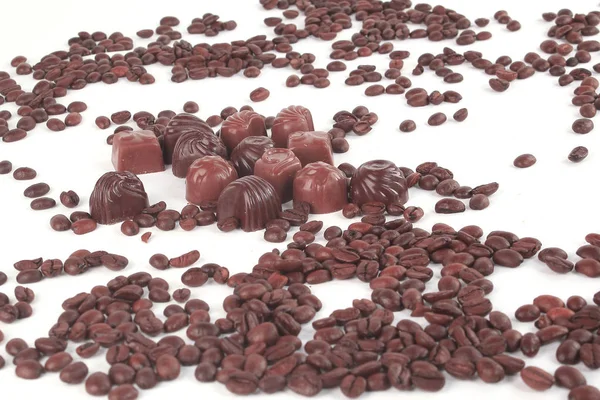 Рамка для текста из зерна черного кофе и шоколада — стоковое фото