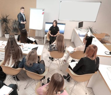 beyaz tahta üzerinde konferans sırasında bir şeyler açıklamaya emin iş adamı