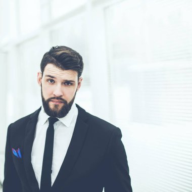 başarılı bir yönetici parlak office penceresinde yakınındaki portresi.