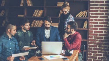 tasarım ekibi yeni bir reklam proje tartışıyor