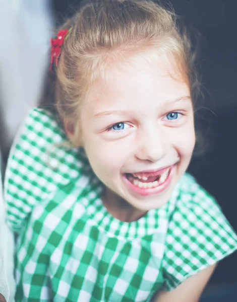 Retrato de niña linda sonriente en la guardería . — Foto de Stock