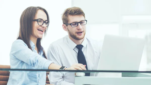 Personale esperto della società discutere i problemi attuali presso il Desk — Foto Stock