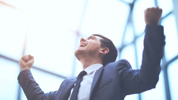 Felice uomo d'affari di successo alza le braccia per celebrare la sua vittoria — Foto Stock