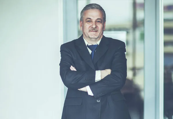 Porträt eines erfolgreichen Geschäftsmannes vor dem Hintergrund des modernen Büros — Stockfoto