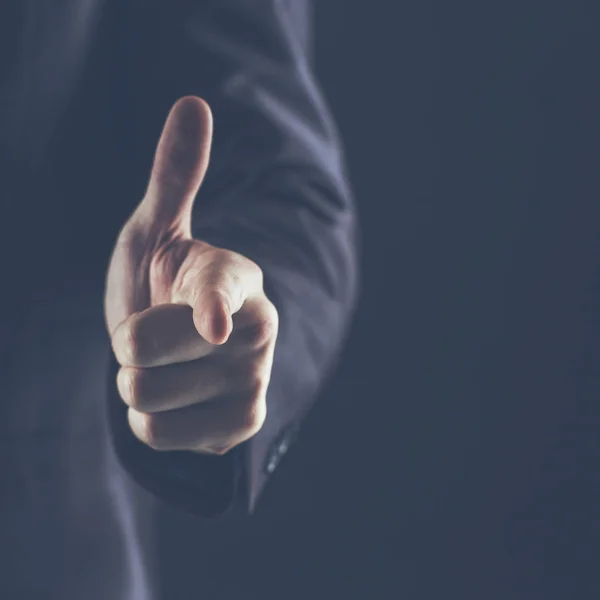 Concetto di successo negli affari: uomo d'affari che punta il dito in avanti — Foto Stock