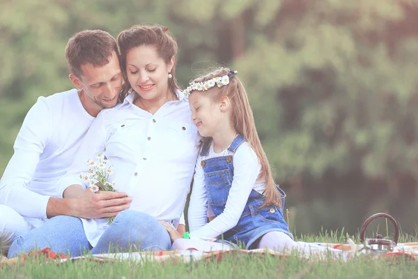 Konzept des Familienglücks - schwangere Mutter und glücklicher Vater — Stockfoto