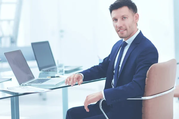 Abogado en el lugar de trabajo sobre una base ligera — Foto de Stock